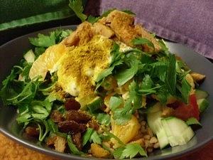 Orientalischer dinkelsalat mit orange und rosinen