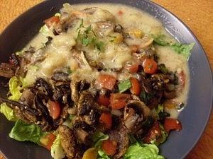 Rauchige Champignonpfanne mit scharfer Limetten-Käsesoße vegan