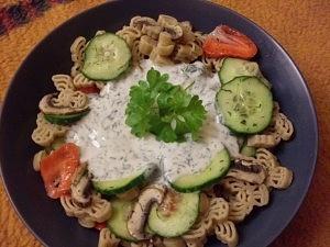 Vollkornnudeln mit gebratenen pilzen und gurkenscheiben in joghurt-dillsoße vegan