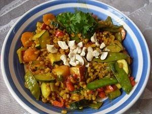 Veganisches curry mit pfirsich und cashewkernen