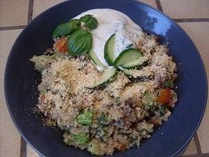 Käsiges Gemüsecouscous mit Joghurtdip vegan