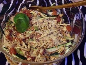 Zucchininudelauflauf mit gerösteten Pinienkernen