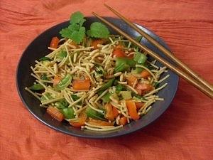 Veganer süßer und saurer Nudelsalat