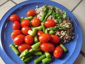 Grüne Spargel-Tomatenpfanne mit Dinkel (vegan)