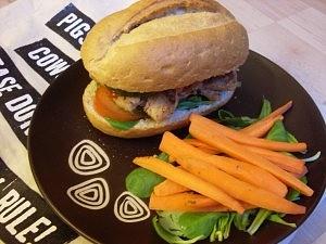 Paprikamedaillon-Burger mit Möhrenpommes (vegan)