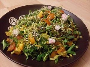 Curry-Reissalat mit Rucola und Physalis