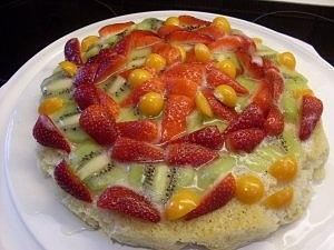 Schneller veganer Biskuitkuchen mit frischem Obst