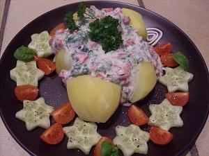 Salzkartoffeln mit Paprika-Kräuterjoghurt