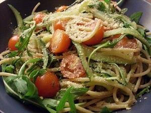Sommerliche zucchinispaghetti mit rucola und tomate