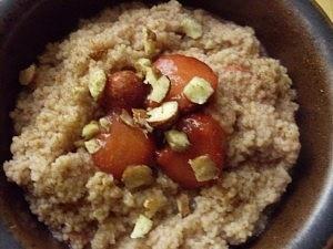 Couscous mit Erdbeeren und Haselnüssen vegan