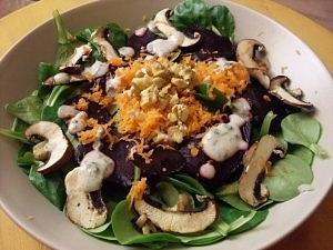 Feldsalat mit roter Beete und Walnüssen