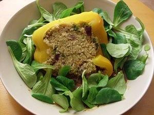Gefüllte paprika mit couscous, zwiebeln und petersilie