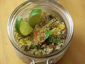 Warmer Quinoasalat im Glas vegan
