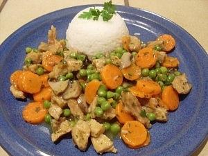 Veganer frikassee mit erbsen und möhren