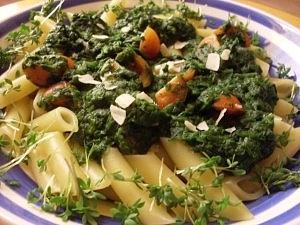 Penne mit spinat-tomatensoße, mandelblättchen und kresse vegan