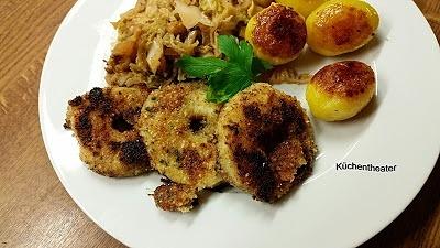 Äpfel in Nuss-Petersilien-Kruste auf Kohlgemüse