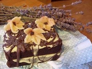 Schokoladenkuchen mit Vanillefüllung und Marzipanblüten