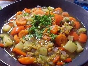 Rote linsensuppe mit chili und petersilie