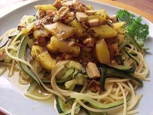 Zucchininudeln in Tomaten-Mangosoße vegan
