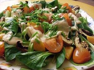 Feldsalat mit champignons, physalis und scharfem dressing