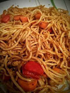 Nudelpfanne mit hähnchen, zitronengras und ingwer