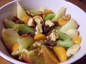 Zimtiger joghurt mit kiwi und walnuss vegan