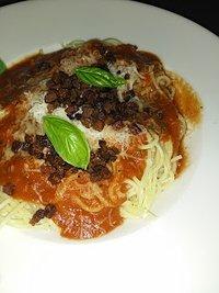 Spaghetti mit Tomatensoße und Speck