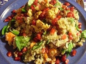 Bunter Quinoatopf mit Feldsalat, Rosinen, Granatapfel und Walnüssen (vegan)