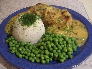 Vegan rouladen in orangensoße mit kräuterreis und erbsen