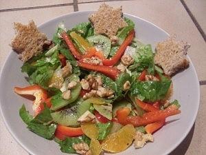 Walnuss-Kiwi-Salat mit Toaststernen vegan