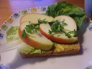 Apfelspalten auf Vollkorntoast mit Currynote
