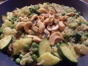 Grünes Kokoscurry mit Cashewkernen