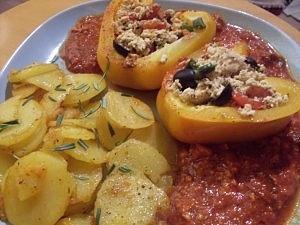 Gefüllte paprikaschoten mit naturtofu und rosmarinbratkartoffeln