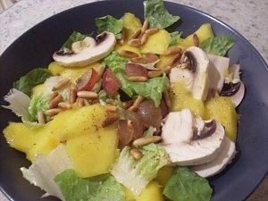 Mango-Traubensalat mit Pinienkernen und Chili (vegan)