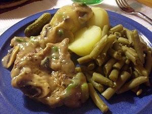 Seitanbraten mit Champignonsoße und grünen Bohnen