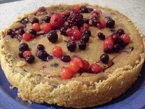Veganer quarktorte mit gemischten beeren und orangensaft