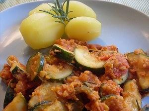 Zucchini-Linsenpfanne mit Salzkartoffeln
