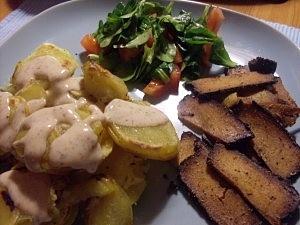 Knusprige bratkartoffeln mit feldsalat und gebratenen tofustreifen
