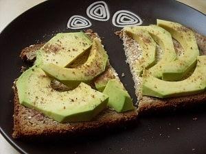 Avocadobrot mit kala namak salz vegan