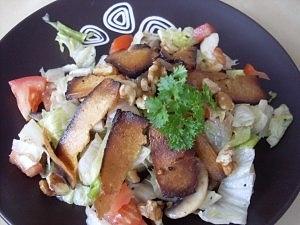Grüner salat mit räuchertofu und walnüssen
