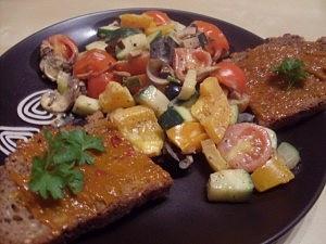 Bunte Gemüsepfanne mit Räuchertofu