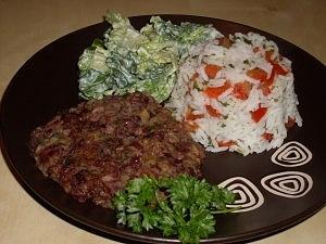 Bohnen-Champignonburger mit Tomatenreis