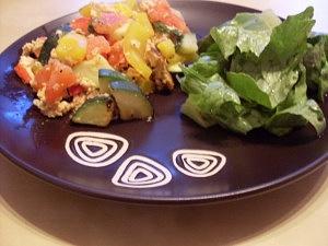 Buntes Rührei mit grünem Salat