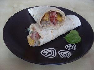 Vegetarische wraps mit joghurt-gemüse füllung