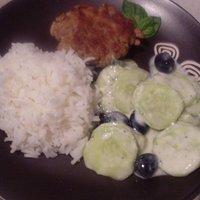 Scharfe Frikadellen mit Gurkensalat und Basmatireis