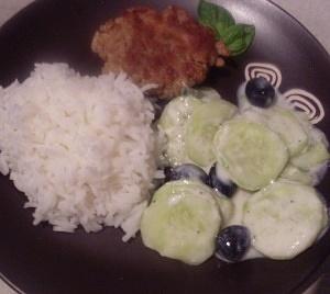 Scharfe Frikadellen mit Gurkensalat und Basmatireis