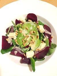 Salat mit roter Beete, Feta und Avocado