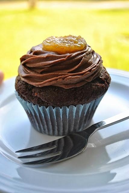 Vegan cupcakes mit schokolade und banane mit frischkäse-schokolade-creme