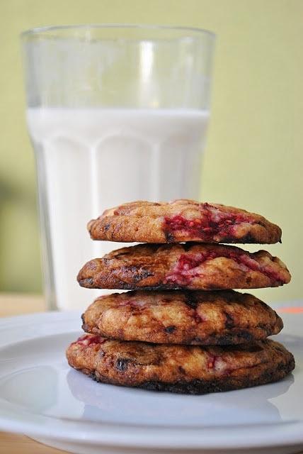 Cookies mit Himbeeren und weißer Schokolade