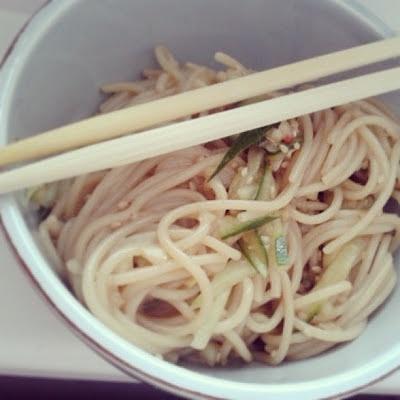 Asiatisch angehauchter Nudelsalat